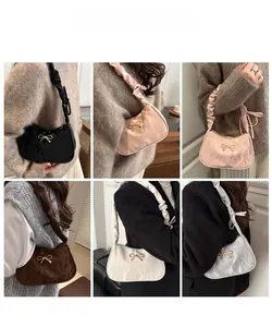 Collage de sacs à bandoulière plissés en noir, rose, beige et argent avec nœud