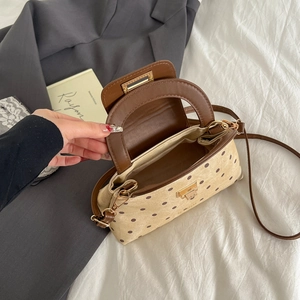 Sac bandoulière beige à pois avec garniture en cuir marron et fermoir doré chic