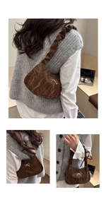 Vue détaillée d'un sac à bandoulière plissé marron avec nœud doré et texture vintage