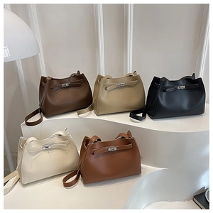 Set de bolsos bandolera minimalistas en cinco colores con cierres de giro clásicos