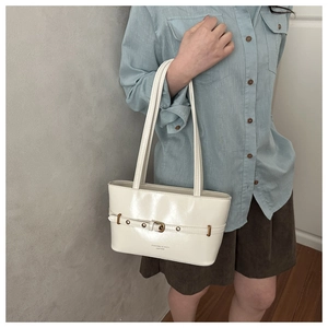 Détail d'un sac cabas en cuir crème élégant avec décoration de ceinture à œillets