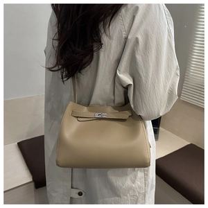 Bolso tote de cuero beige mostrado en vista trasera de modelo estilo minimalista