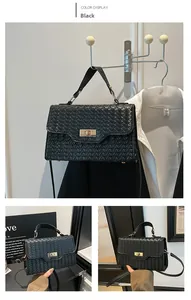 Détail de la texture cuir tressé et du fermoir rotatif doré sur le sac noir