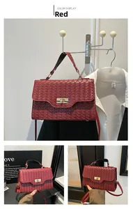 Détails du sac à main en cuir tressé bordeaux avec fermoir doré et bandoulière chic
