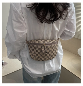 Vue arrière du mannequin portant un sac ceinture monogramme kaki avec motif M sur jean