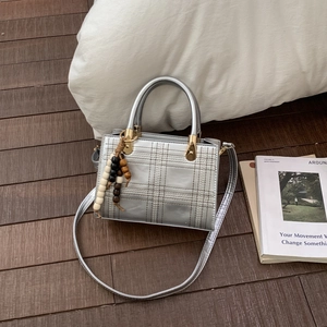 Damen Retro PU-Leder Handtasche Minimalistische Gesteppte Gitter Umhängetasche Mit Perlenanhänger Einfache Quadratische Schultertasche Für Den Alltag