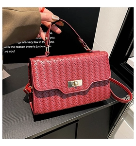 Détail du sac bandoulière tressé bordeaux avec un fermoir rotatif en métal doré