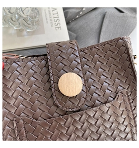 Détails du sac seau en cuir tressé marron foncé avec une boucle décorative en bois