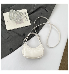Détail du sac hobo blanc montrant la texture du similicuir et les détails argentés