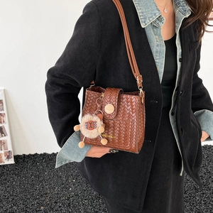 Sac seau en cuir tressé marron avec pendentif lion et bandoulière réglable