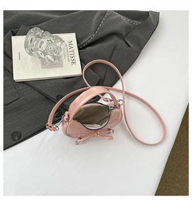 Détail du mini sac rose clair montrant la fermeture éclair et la doublure interne