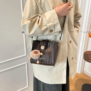 Sac bandoulière tissé marron foncé avec inscription dorée et breloque en peluche douce