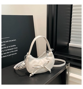 Détails du sac demi-lune blanc avec nœud décoratif et accessoires en métal argenté