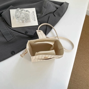 Sac seau tissé beige chic avec pochette intérieure zippée et bandoulière fine