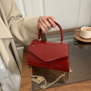 Borsa a Mano da Donna in Vernice con Tracolla a Catena Dorata Piccola Borsa a Tracolla Quadrata Minimalista Busta
