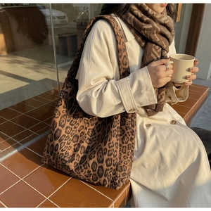 Détail du grand sac cabas avec imprimé léopard classique et texture de tissu moelleux