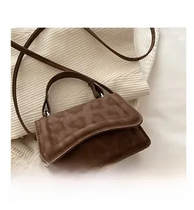 Dettaglio della piccola borsa a tracolla marrone con ricamo obliquo vintage