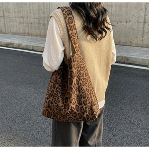 Scatto all'aperto di una borsa tote grande con stampa leopardata e consistenza morbida