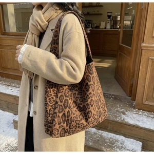 Dettaglio di una borsa tote grande con stampa leopardata in peluche per outfit autunno-inverno