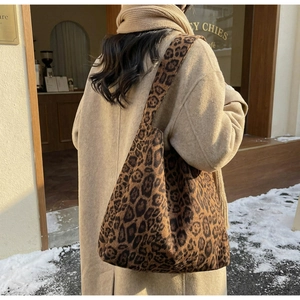 Grande borsa tote leopardata in morbido peluche con stile da strada invernale