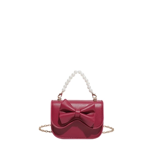 Elegante borsa rossa con manico di perle e catena dorata su sfondo bianco puro