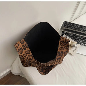 Vue détaillée du sac cabas léopard avec doublure noire et grande capacité de rangement