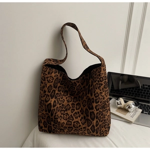 Vue détaillée du sac cabas imprimé léopard avec fournitures de bureau en décor lifestyle