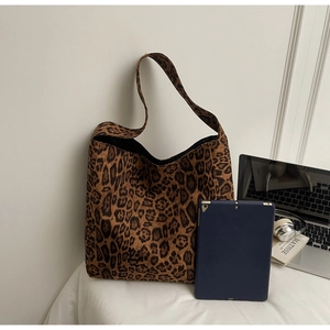 Détail du sac cabas léopard avec ordinateur portable montrant la grande capacité