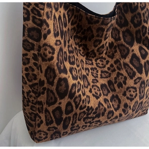 Gros plan du sac cabas vintage à imprimé léopard avec tissu épais et doublure noire