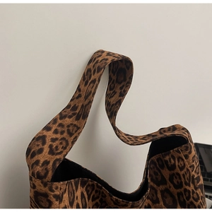 Vue détaillée du sac cabas à imprimé léopard avec texture douce et large bandoulière