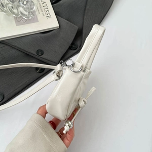 Sac à bandoulière blanc en similicuir avec cordon perlé et détails métalliques argentés