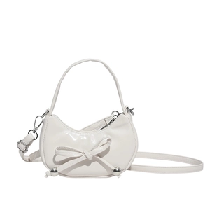 Sac croissant blanc en cuir verni avec nœud élégant et détails de billes argentées
