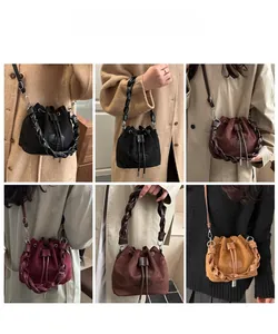 Collage van suède bucket bags in meerdere kleuren met schouder- en crossbody-opties