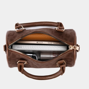 Sac Boston vintage style léopard montrant l'intérieur spacieux avec objets du quotidien