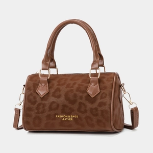 Borsa Boston in velluto leopardato con manici in pelle marrone e tracolla regolabile