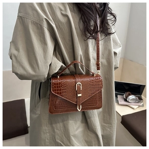 Borsa piccola quadrata marrone texture coccodrillo con fibbia dorata in stile vita