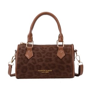 Borsa Boston retrò con stampa leopardata, manici in ecopelle marrone e dettagli dorati