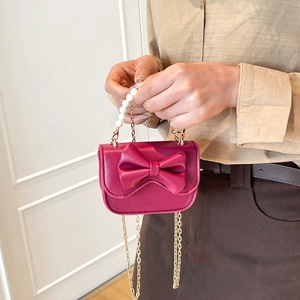 Mini borsa a tracolla rosso rosa con grande fiocco e manico in finta perla