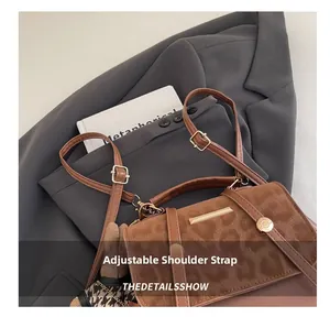 Dettaglio della tracolla regolabile su una borsa a mano con stampa leopardata chic