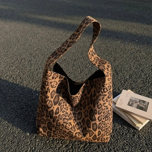 Grand sac cabas vintage à imprimé léopard en tissu épais pour un look mode urbaine