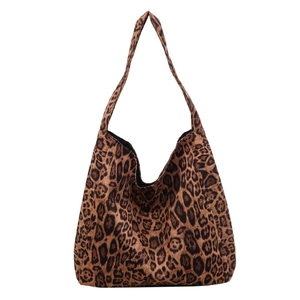 Grande borsa tote in pelle scamosciata leopardata con design hobo morbido da donna chic