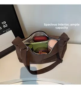 Vista macro dell'interno spazioso della borsa tote marrone caffè ad alta capacità