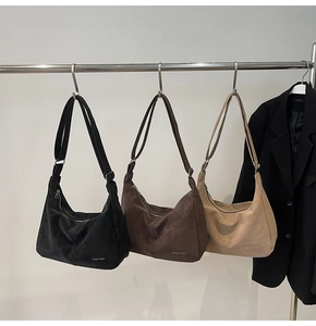 Tre grandi borse hobo in pelle nei colori nero, marrone scuro e beige con finiture argento