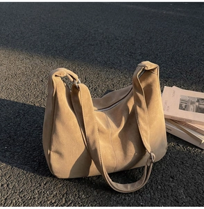 Dettaglio della borsa hobo kaki in pelle opaca con fibbia regolabile in metallo argentato
