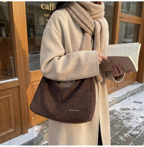 Borsa hobo in pelle scamosciata marrone con cappotto di cashmere beige in un set invernale