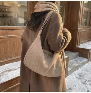 Dettaglio della borsa hobo con goffratura STUDIO e cerniera in ambientazione invernale