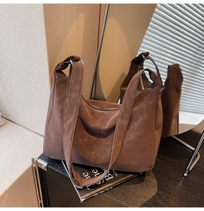Dettaglio della grande borsa hobo marrone vintage con pelle opaca e morbida