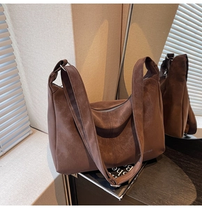 Dettaglio della grande borsa tote in morbida pelle marrone dal design versatile