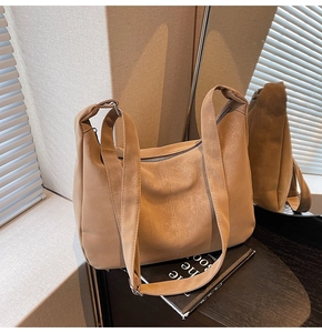 Dettaglio della borsa tote in pelle PU kaki vintage con tracolla larga e zip in metallo