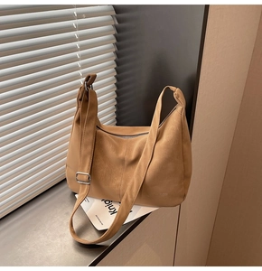 Vista dettagliata della borsa hobo color cammello con texture scamosciata opaca
